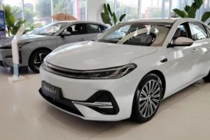 Geely Galaxy A7 EM-i: новый гибридный седан с запасом хода 2100 км! Конкурент Toyota Camry. Предварительные цены и фото