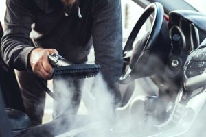 Летняя химчистка салона: как трехтурбинные пылесосы меняют стандарты автосервиса