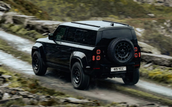 
            Land Rover представил новую версию «заряженного» Defender. Особенности
        