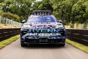 Новый Porsche Cayenne Electric показан в камуфляже
