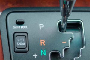 Назначение кнопки Shift Lock release на АКПП