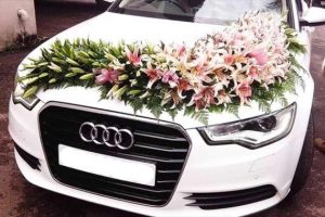 Украшение цветами автомобиля для свадьбы